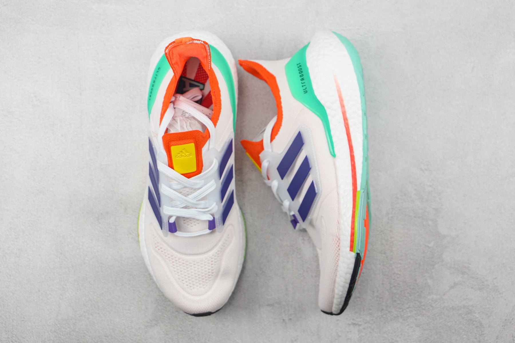 Tênis Adidas Ultra Boost 22 Crystal White Legacy