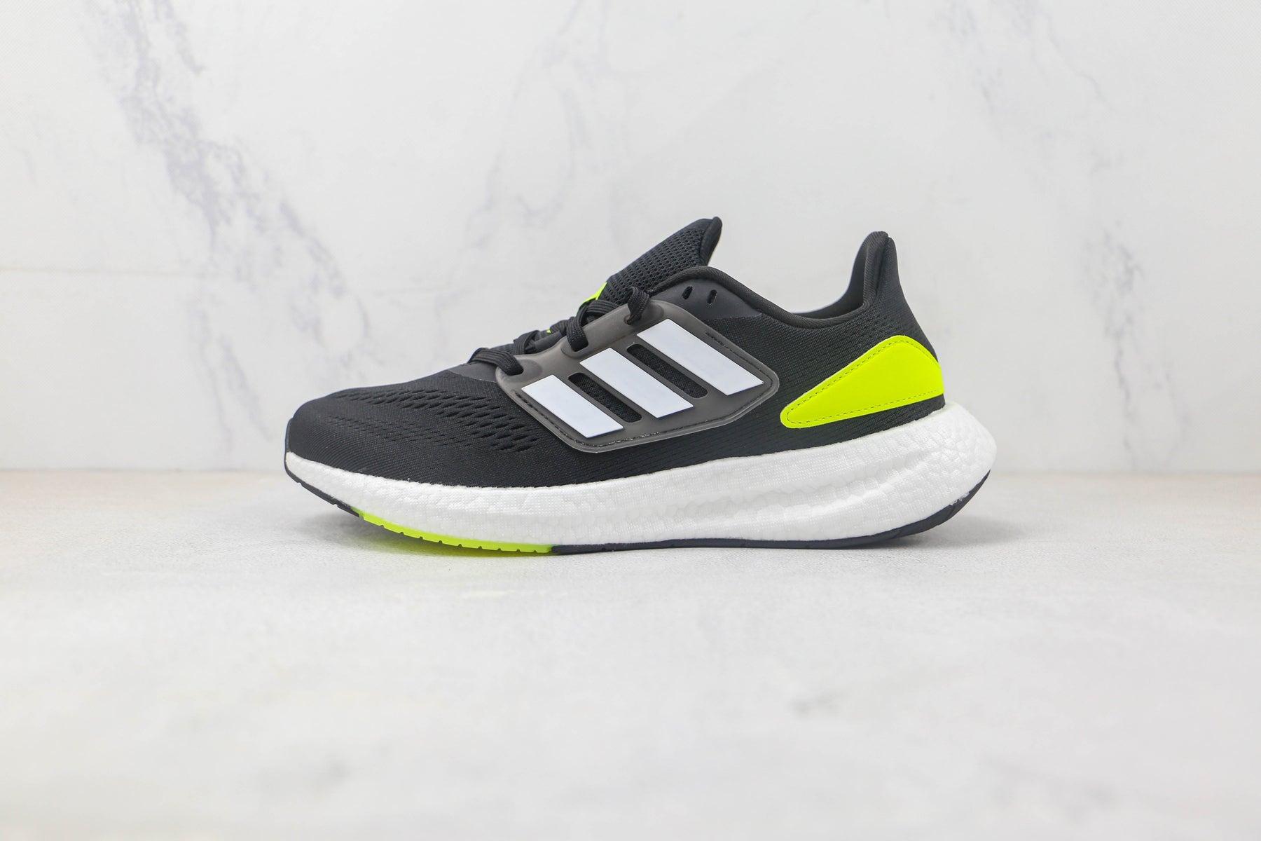 Tênis Adidas Ultra Boost 22 Black and Yellow