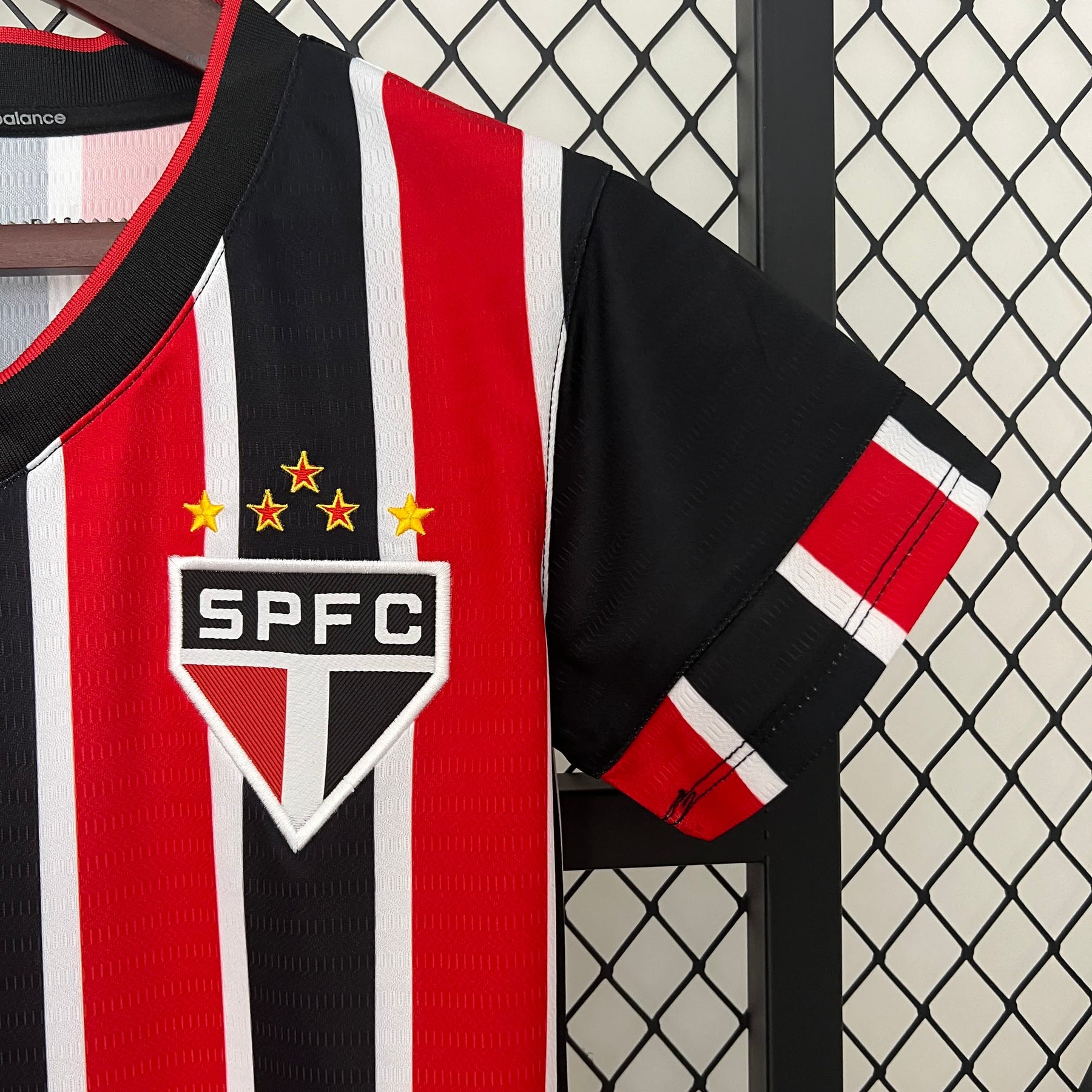 Camisa Feminina São Paulo I 23/24 New balance- Preta e Vermelha