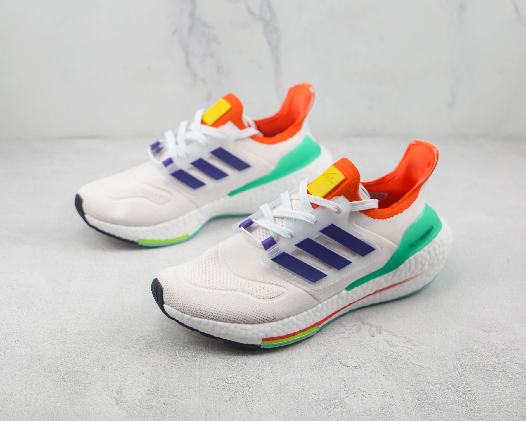 Tênis Adidas Ultra Boost 22 Crystal White Legacy