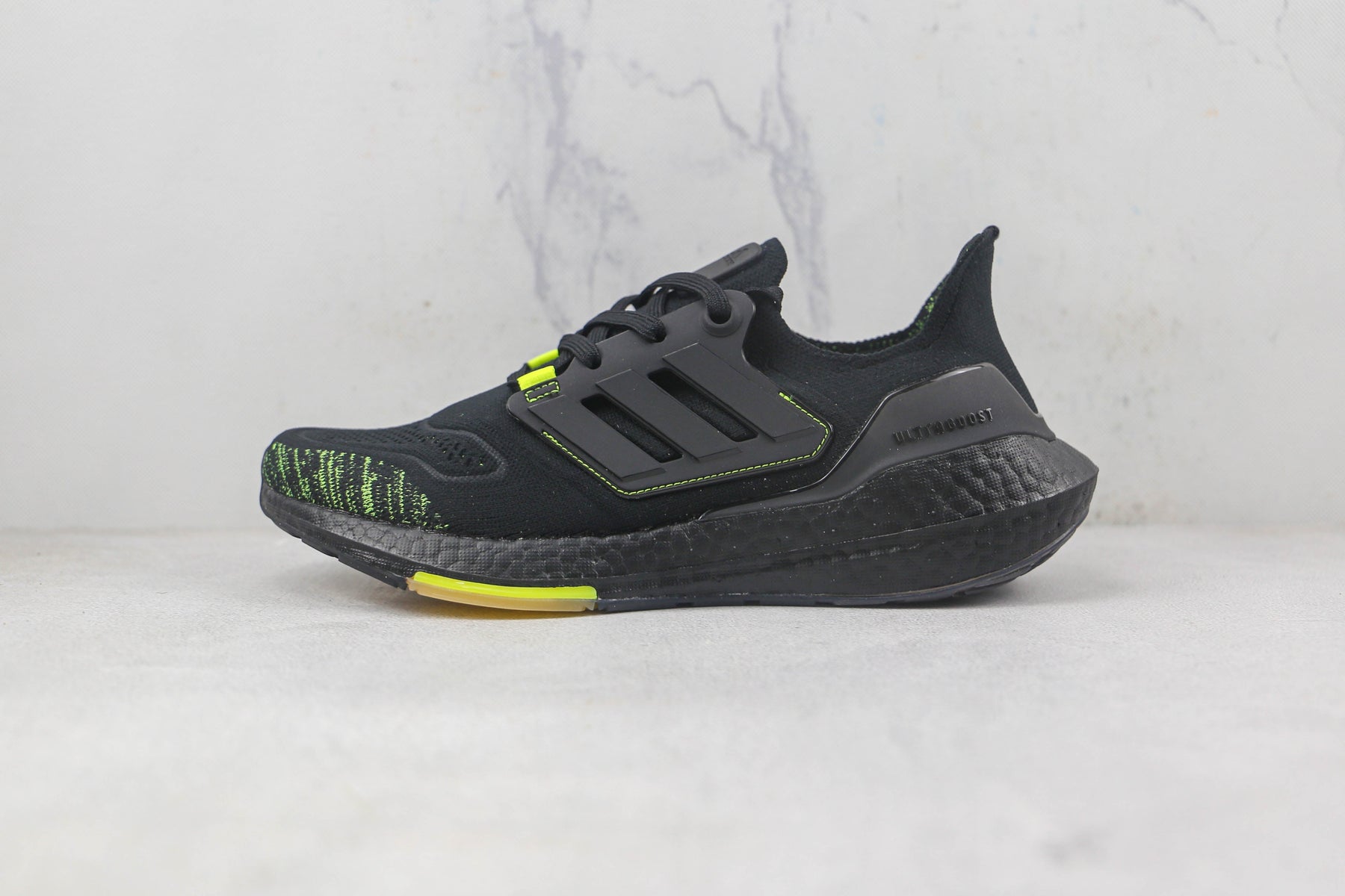 Tênis Adidas Ultra Boost 22 Black Solar Yellow