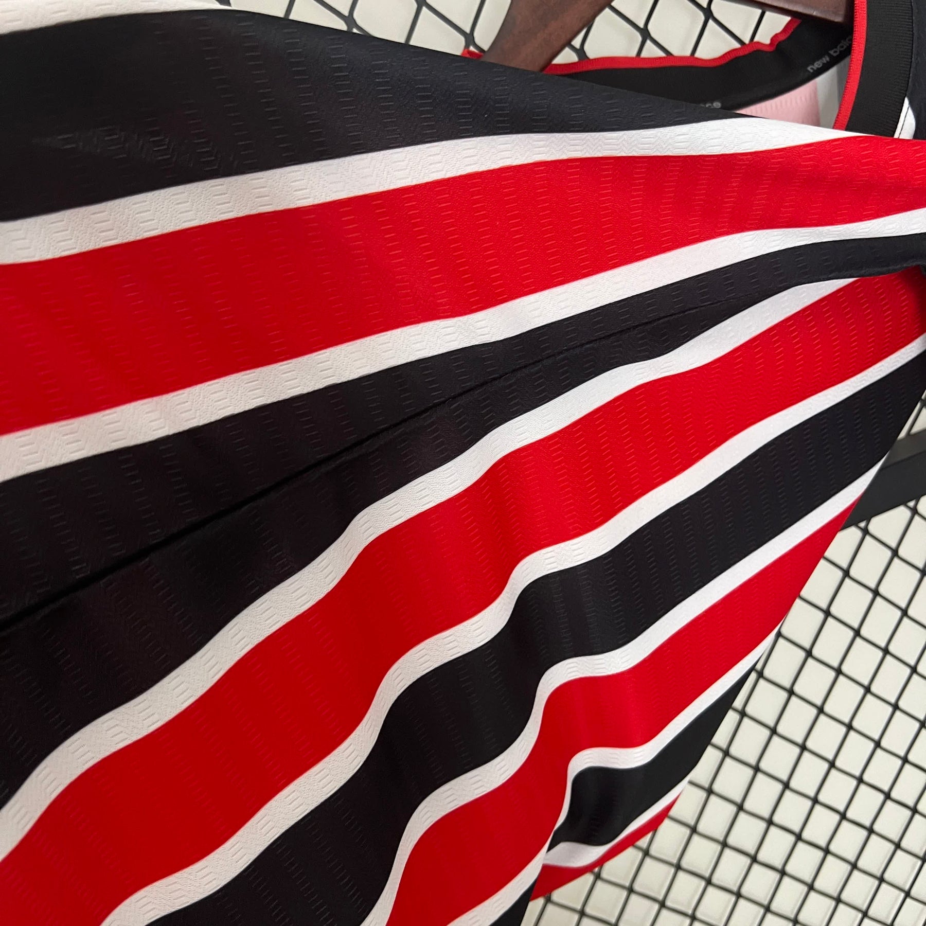 Camisa Feminina São Paulo I 23/24 New balance- Preta e Vermelha