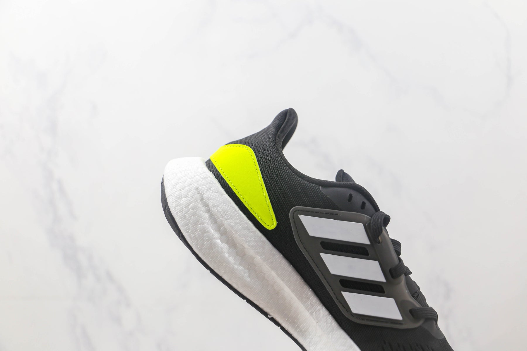 Tênis Adidas Ultra Boost 22 Black and Yellow