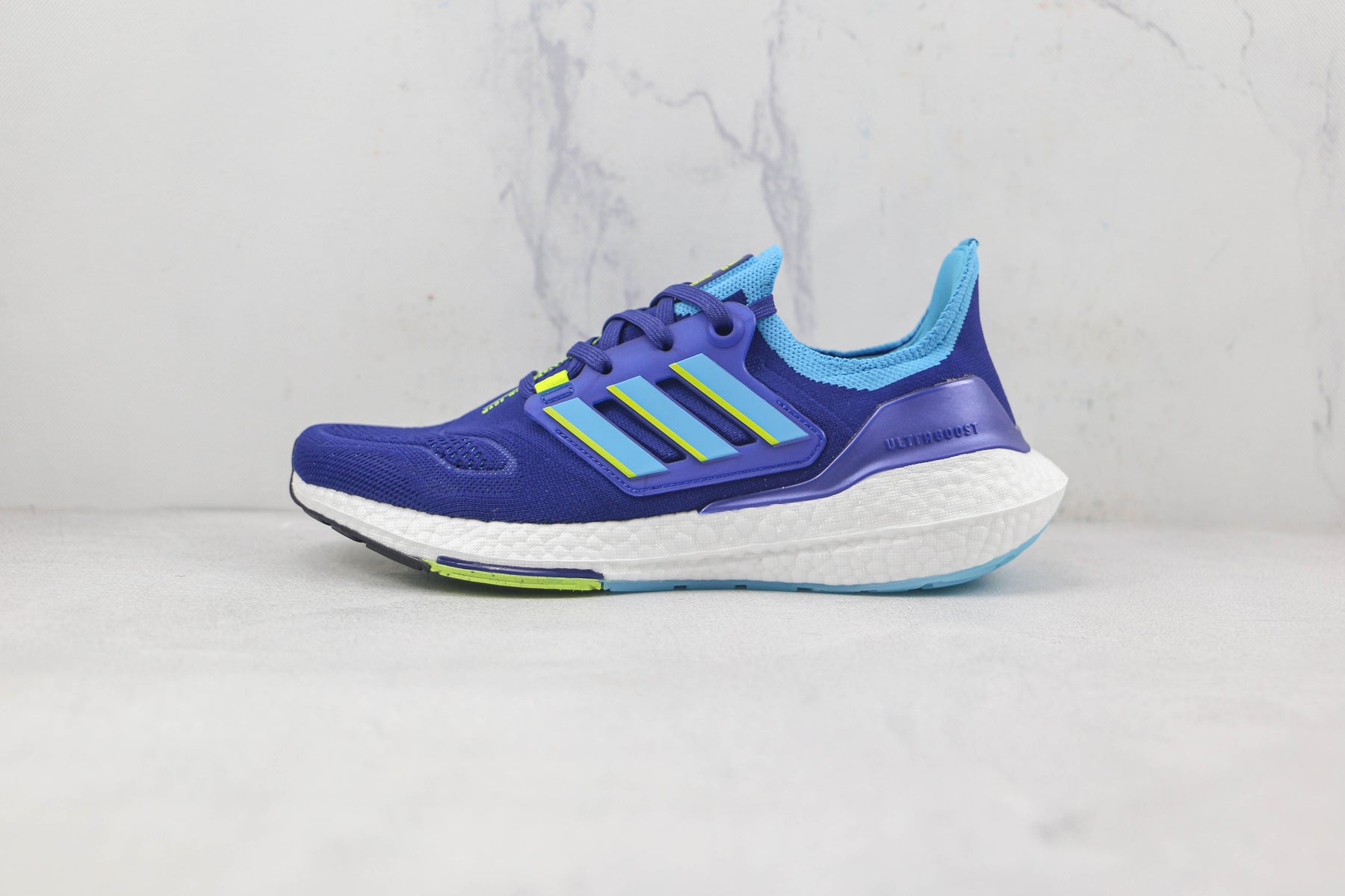 Tênis Adidas Ultra Boost 22 Blue and White