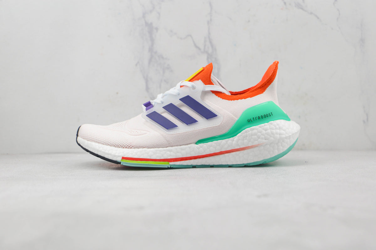 Tênis Adidas Ultra Boost 22 Crystal White Legacy