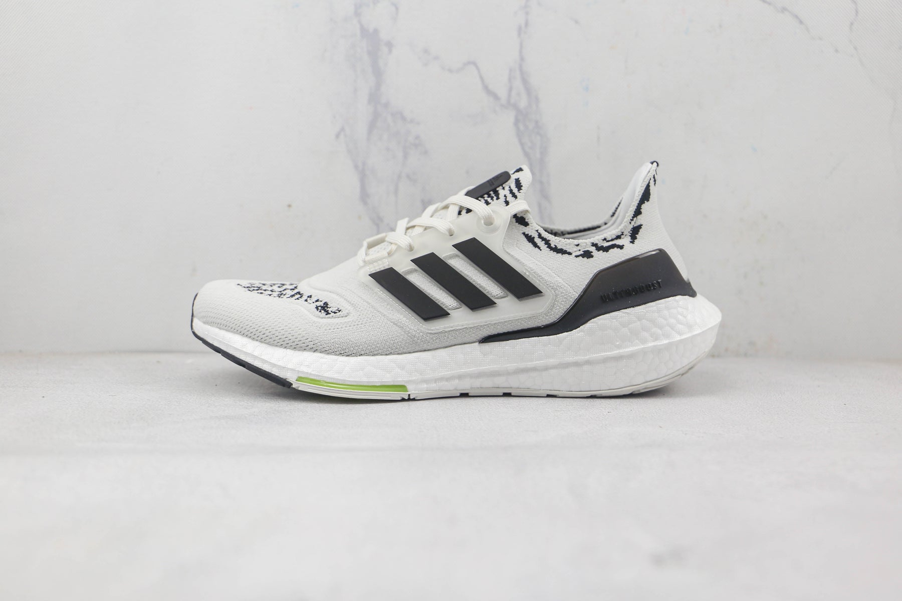 Tênis Adidas Ultra Boost 22 Zebra